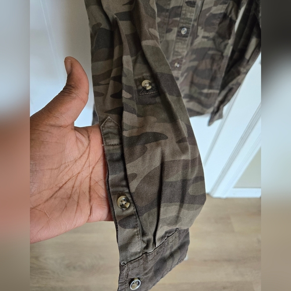Forever 21 Buttondown Top sz Small Camo - Picture 2 of 5